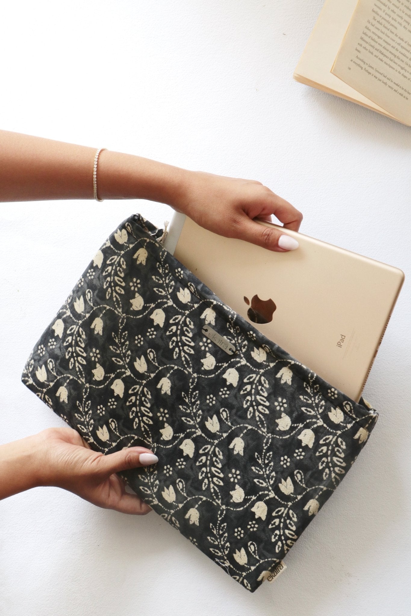 I-pad Sleeve Black Floral